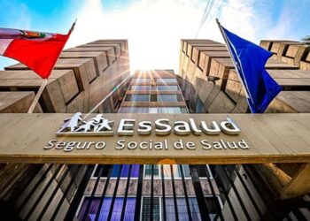 Centrales sindicales exigen renuncia de presidente Ejecutivo de EsSalud