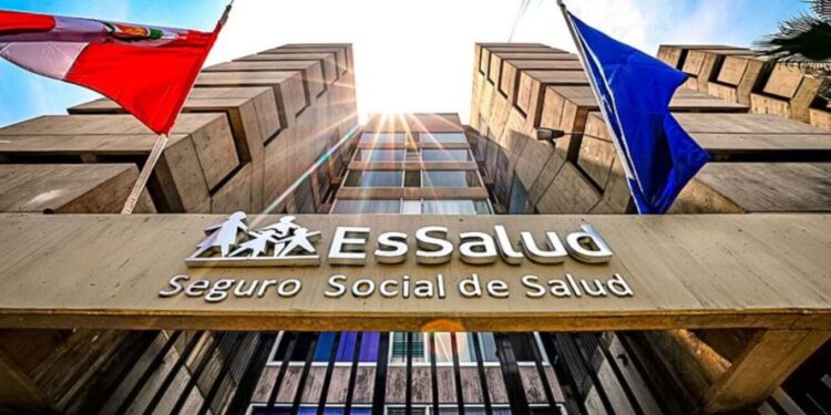 Centrales sindicales exigen renuncia de presidente Ejecutivo de EsSalud